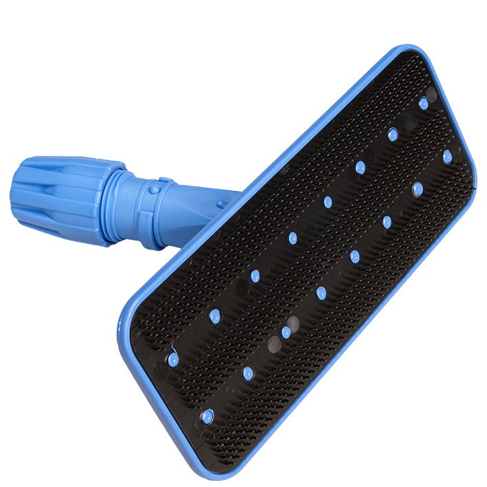 L'appareil de nettoyage des bords Diversey est une tête de brosse noire rectangulaire avec des bords bleus et une poignée, des poils courts et un raccord rotatif - idéal pour le nettoyage efficace des bords lorsqu'il est utilisé avec des tampons à main et des manches Vario ou en plastique compatibles.