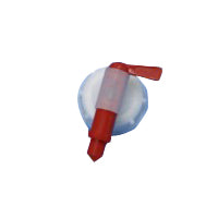 Un gros plan d'un robinet de vidange rouge pour un bidon de 20L de Diversey Deutschland GmbH & Co. OHG, pour transvaser dans des contenants plus petits, fixé à un récipient blanc et bleu, sur fond blanc. Emballage : 1 pièce.