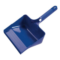 Une pelle à poussière bleue assortie aux balayettes en plastique de la société Diversey Deutschland GmbH & Co. OHG, dotée d'un manche rainuré et de bords dentelés, idéale pour les travaux de nettoyage, photographiée sur fond blanc.