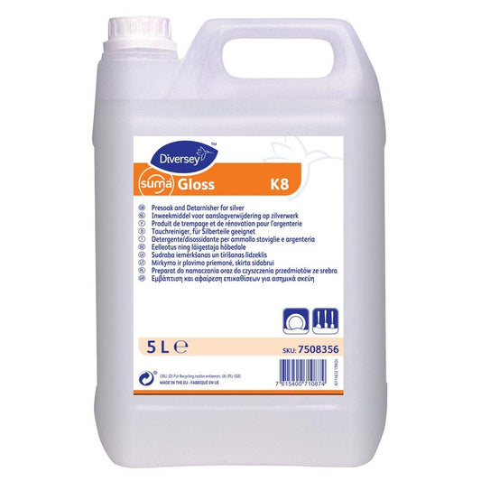 Ein 5-Liter-Behälter aus durchsichtigem Kunststoff mit Henkel, beschriftet mit "Diversey Suma Gloss K8", ein flüssiger Bestecktauchreiniger für Silberteile geeignet von Diversey Deutschland GmbH & Co. OHG, mit mehrsprachigen Informationen und einem Barcode.