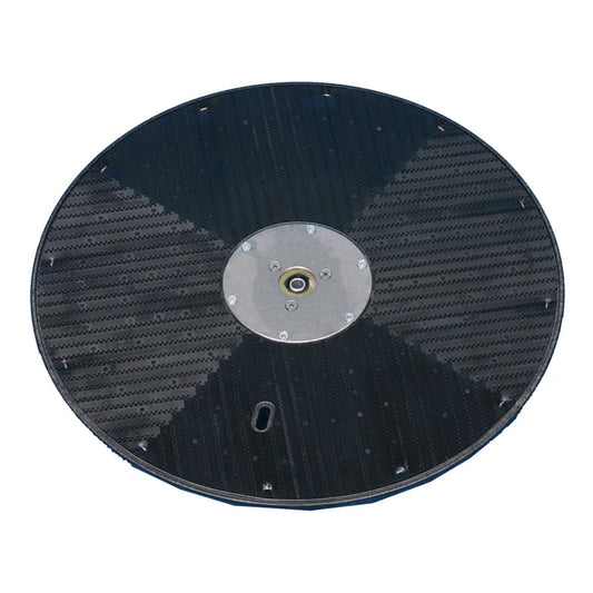 Die Detailansicht des Führungsstellers Highspeed (43 cm) von Diversey Deutschland GmbH & Co. OHG zeigt seine zentrale Metallplatte und die gemusterte, geschlitzte Oberfläche, konzipiert für TASKI ergodisc duo/400-ideal für Reinigungskräfte, Packung enthält 1 Stück.