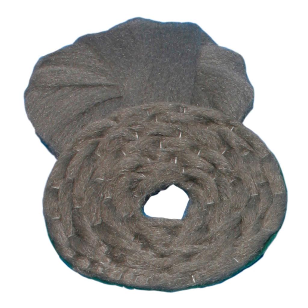 Un tampon de laine d'acier enroulé Inox (43 cm) de Diversey Deutschland GmbH & Co. OHG, épais et gris, est illustré avec une extrémité évasée sur fond blanc. Ce tampon inoxydable nettoie et polit durablement les sols en pierre et est réutilisable. Emballage avec 1 pièce.