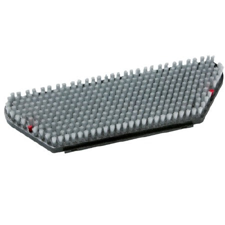 Un gros plan de la brosse à récurer Diversey Nylon (45x15 cm) pour swingo XP M-rectangulaire, grise avec des poils serrés et des bords rouges, brosse à récurer standard en nylon (1 pièce), idéale pour un nettoyage efficace, sur un fond blanc.