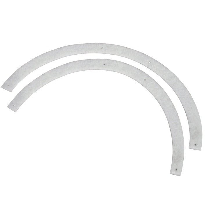 Twee identieke, gebogen metalen strips met voorgeboorde gaten aan beide uiteinden en in het midden, ideaal voor het bevestigen van uw optionele afvoerfilter | Verpakking (1 stuk) van Diversey Deutschland GmbH & Co. OHG, afgebeeld op witte achtergrond.