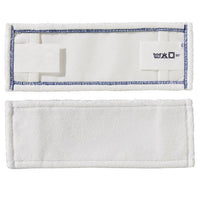 Deux housses rectangulaires blanches pour balai à franges TASKI MicroEasy Micro Mop, fabriquées par Diversey Deutschland GmbH & Co. OHG, aux coins arrondis, avec des coutures bleues et des symboles d'entretien sur l'un des côtés ; l'une montre le recto, l'autre le verso. Adaptées aux systèmes de nettoyage en microfibres.