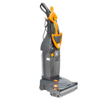 La TASKI swingo 150 E de Diversey est une autolaveuse compacte, filaire, équipée d'une brosse à rouleaux et d'un jeu de lamelles, idéale pour les petites surfaces ou les espaces difficiles d'accès. Sa conception verticale garantit un nettoyage efficace de différentes surfaces de sol. Le lot comprend 1 appareil.