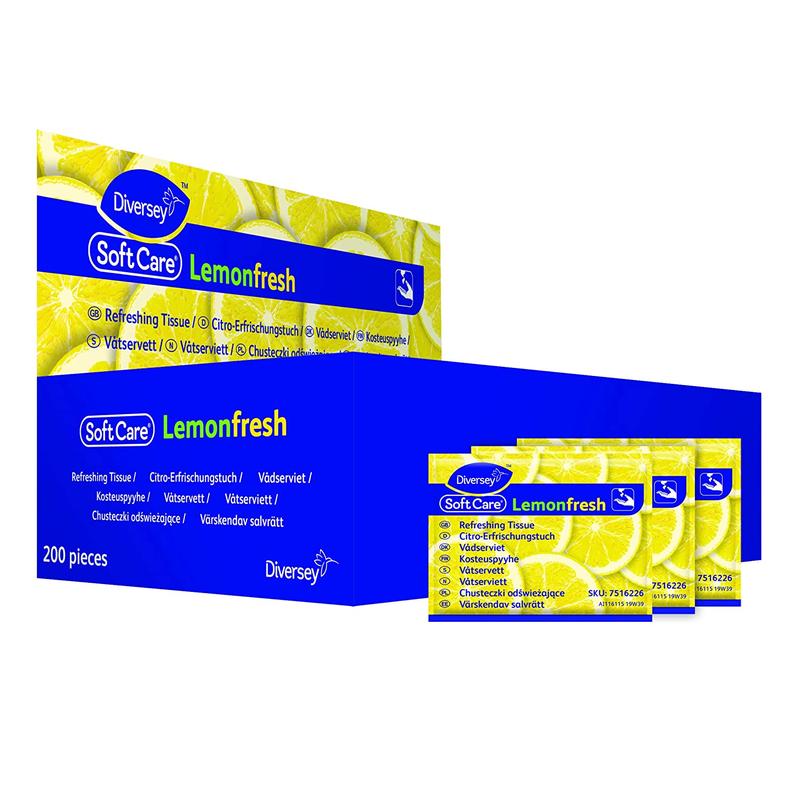 Een blauw-gele doos van Diversey Deutschland GmbH & Co. OHG met het opschrift "Soft Care Lemon Fresh - Verfrissingsdoekje" bevat 200 individueel verpakte reinigingsdoekjes voor handen. Op de voorkant van de doos zijn drie gele, naar citroen geurende pakjes afgebeeld.