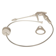 Ein weißer Schaumsprühkopf für 2 L Flasche aus Kunststoff von Diversey Deutschland GmbH & Co. OHG ist mit einem an einem Auslösegriff befestigten Schlauch abgebildet, der neben dem runden Sprühkopf mit Loch platziert ist, alles auf einem schlichten weißen Hintergrund.