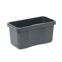 Le bac à serpillière TASKI sans couvercle de Diversey Deutschland GmbH & Co. OHG est un bac de rangement rectangulaire en plastique gris foncé, aux angles arrondis et doté d'un large rebord, idéal pour des solutions de nettoyage efficaces ; il est représenté vide sur fond blanc.
