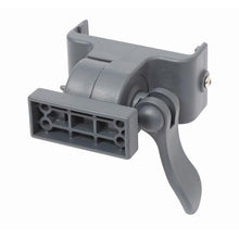 Der TASKI Konnektor von Diversey Deutschland GmbH & Co. OHG ist ein verstellbarer Scharnierbügel aus grauem Kunststoff mit rechteckiger Grundfläche und Hebelgriff, für die professionelle Reinigung, hier abgebildet als Packung (1 Stück) auf weißem Hintergrund.