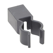 Der TASKI Halter für Sackablage von Diversey Deutschland GmbH & Co. OHG ist eine graue Kunststoffklammer mit rechteckiger Grundfläche und U-förmiger Öffnung, die für die Befestigung an Aluprofil in der Abfallentsorgung konzipiert ist und über sanfte Rundungen zum Halten zylindrischer Gegenstände verfügt.