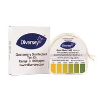Le kit de test Diversey QUAT, 1 pièce, de Diversey Deutschland GmbH & Co. OHG se compose d'une boîte blanche et d'un flacon rond contenant des bandelettes de test, accompagné d'un nuancier indiquant les plages de concentration en QUAT de 0 à 1 000 ppm.