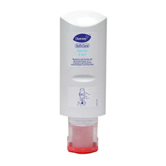 Een witte fles van 300 ml Soft Care Gentle 2-in-1 douchegel en haarshampoo van Diversey Deutschland GmbH & Co. OHG, met een rode dop, is ondersteboven afgebeeld. Het etiket op de voorkant en de vermelding van de milde formule zijn zichtbaar.