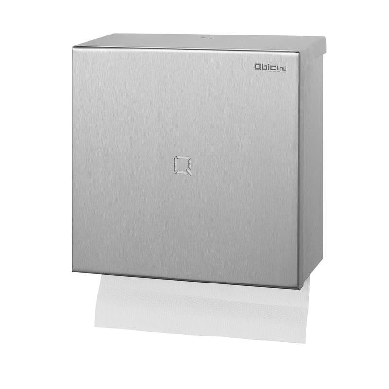 De QBic vouwhanddoekdispenser van roestvrij staal van Diversey Deutschland GmbH & Co. OHG is wandgemonteerd, rechthoekig, afsluitbaar en geeft papieren handdoeken aan de onderkant uit. Een klein logo bevindt zich rechtsboven op de dispenser.