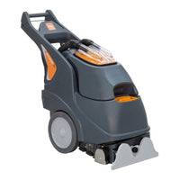 De TASKI procarpet 30 sproeiextractie- en inkapselingsmachine van Diversey Deutschland GmbH & Co. OHG heeft een grijs-oranje behuizing, een grote handgreep, twee wielen, een doorzichtig bovenvak en een brede reinigingskop op een witte achtergrond.