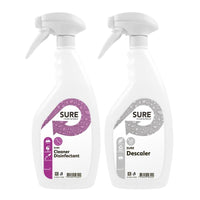 On voit ici deux flacons blancs à pulvérisateur à gâchette de la marque Diversey Deutschland : l'un portant la mention « SURE Cleaner Desinfectant » et une étiquette violette, l'autre portant la mention « SURE Descaler » et une étiquette grise. Les deux flacons sont équipés d'un pulvérisateur à gâchette.