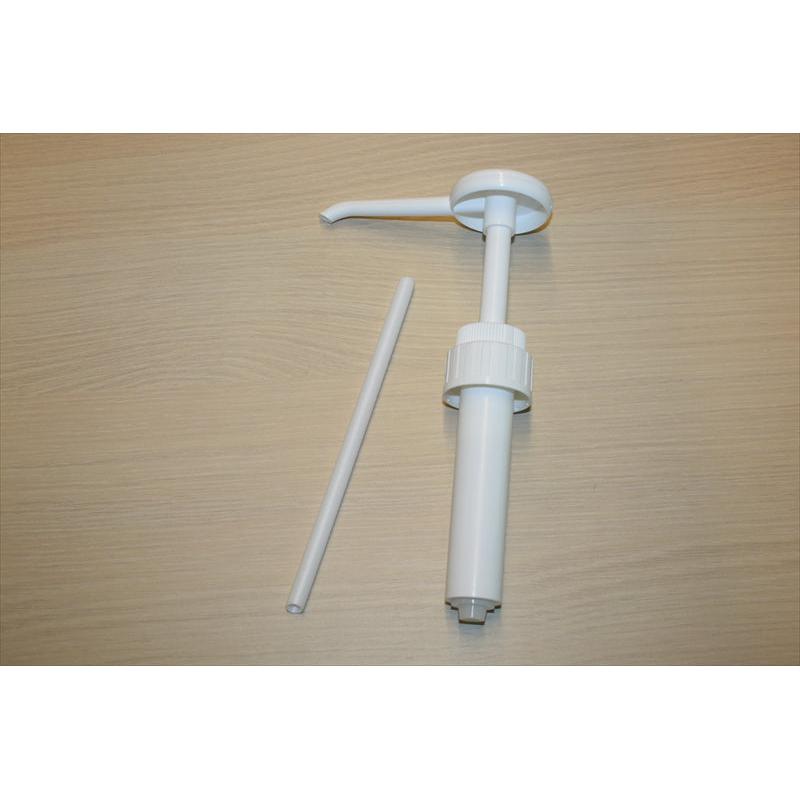 Une pompe à main blanche pour bidons de 5l (20ml par coup, filetage de 38mm) de Diversey Deutschland GmbH & Co. OHG avec un tube d'aspiration droit repose sur du bois clair - idéale pour transvaser dans des contenants plus petits. Emballage : 3 pièces.