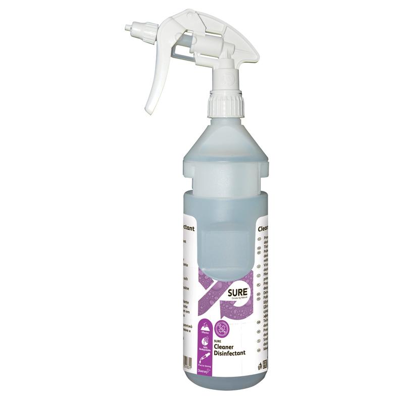 Een flessenkit SURE Cleaner Disinfectant (0,75l) van Diversey met een witte sproeikop, een paars etiket en zichtbare heldere vloeistof - geschikt als navulflacon inclusief doseerband voor Divermite en DQFM-systemen.