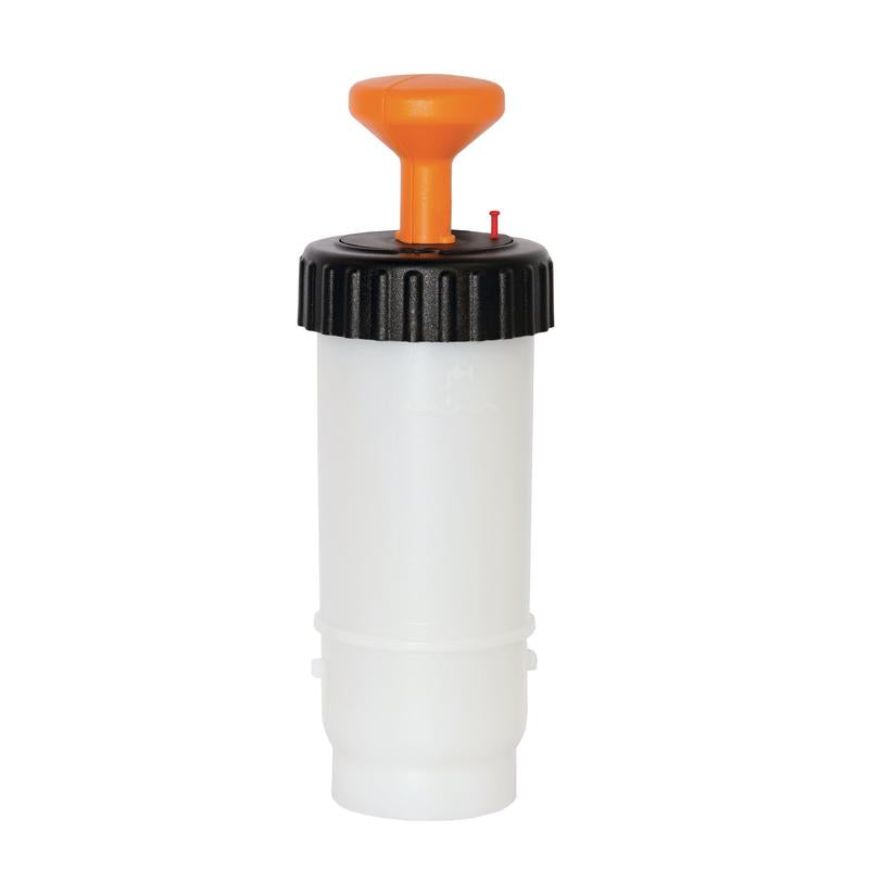 La bouteille TASKI VersaPlus 2.0 0,6 L de Diversey est une bouteille à pression blanche (600 ml) avec un bouchon à vis noir, une grande poignée de piston orange et un petit indicateur rouge - idéale pour un nettoyage efficace avec TASKI VersaPlus 2.0.
