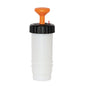 La bouteille TASKI VersaPlus 2.0 0,6 L de Diversey est une bouteille à pression blanche (600 ml) avec un bouchon à vis noir, une grande poignée de piston orange et un petit indicateur rouge - idéale pour un nettoyage efficace avec TASKI VersaPlus 2.0.