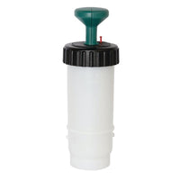 Le flacon TASKI VersaPlus 2.0 de 0,6 L vert de Diversey est un flacon sous pression blanc de 600 ml, muni d'un bouchon à vis noir et d'une poignée verte, idéal pour le nettoyage professionnel avec les systèmes TASKI VersaPlus 2.0 (1 pièce).