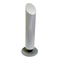 Le diffuseur d'arômes Nomad « Good Sense » de Diversey Deutschland GmbH & Co. OHG est un désodorisant haut, cylindrique et argenté, doté d'une partie supérieure plate percée de petits trous, qui repose à la verticale sur un socle rond devant un fond blanc.