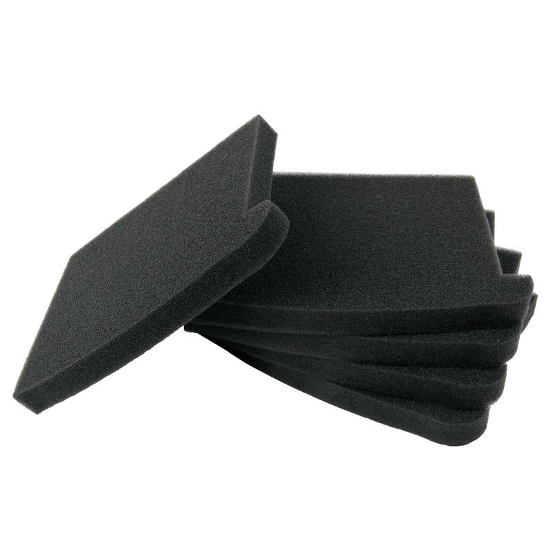 Une pile de cinq filtres à moteur en mousse noire TASKI AERO BP de la société Diversey Deutschland GmbH & Co. OHG est illustrée, un pad est debout sur la pile. Ces filtres doux et poreux conviennent au TASKI Aero BP et sont livrés en cartons de 10 pièces.