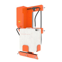 Le kit TASKI IntelliSpray swingo 2100?icro de Diversey Deutschland GmbH & Co. OHG est un appareil mural orange et blanc doté d'un réservoir rectangulaire, de tuyaux noirs et de fixations métalliques ; il constitue un système de nettoyage professionnel idéal pour un dosage précis des liquides.