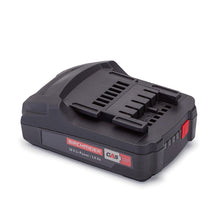 Een zwart-rode TASKI Sprayer Li-Ion batterij 18V (1 stuk) van Diversey Deutschland GmbH & Co. OHG is afgebeeld op een witte achtergrond en heeft een accuvak en een zichtbaar merklogo aan de zijkant.