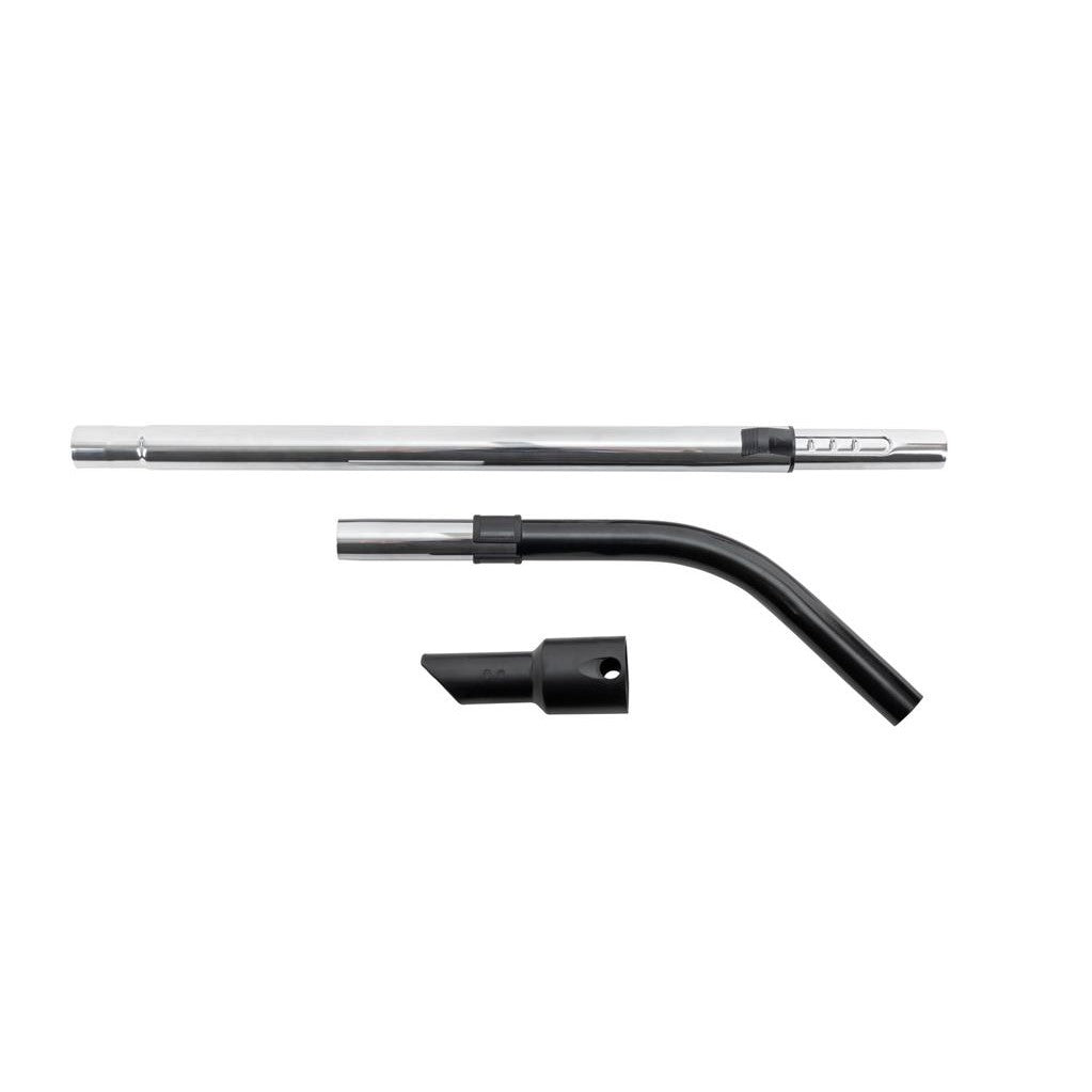 De TASKI AERO-upgradekit van Diversey bevat een metalen buisbocht, een slangadapter en een telescopische staaf voor Aero-stofzuigers, afgebeeld tegen een witte achtergrond om de reinigingsprestaties van de afzonderlijke opzetstukken te benadrukken.
