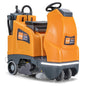 Le TASKI AERO 3500µicro B BMS Li 150 de Diversey est un aspirateur autoporté compact orange-gris basé sur le swingo 2100 avec siège, volant, batteries au lithium-ion, chargeur intégré et brosses frontales et roues visibles.