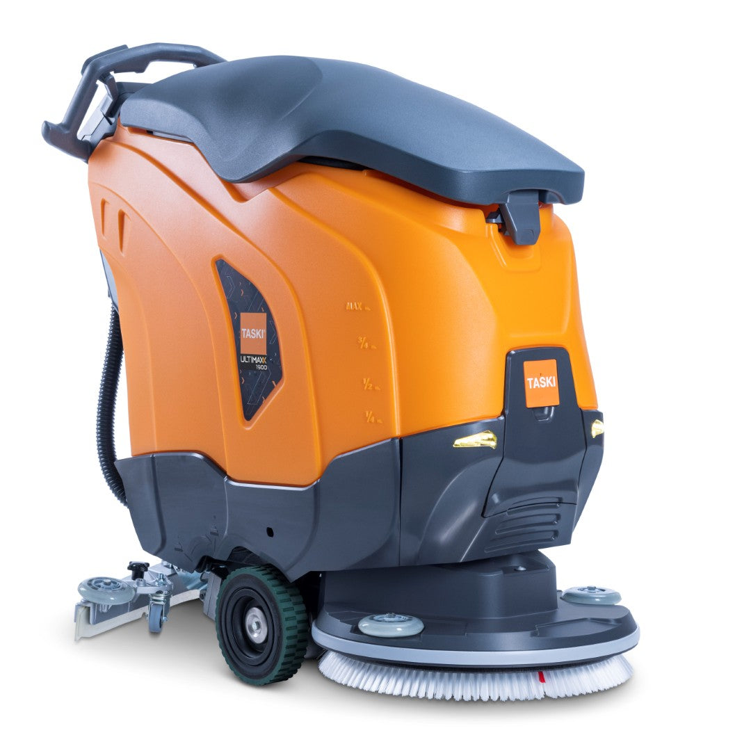 Die orange und dunkelgraue TASKI ULTIMAXX 1900 SD50 Performance BMS 13A von Diversey Deutschland GmbH & Co. OHG ist eine Scheuersaugmaschine der nächsten Generation mit Radantrieb, 42L Tank, 50cm Einzelscheibe, Bürsten, Rädern, Bedienfeldern und der Aufschrift "TASKI.