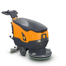 Le TASKI ULTIMAXX 900 SD50 P BMS 13A gel ready de Diversey Deutschland GmbH & Co. OHG est un balai industriel orange-gris avec guidon, roues, une brosse avant et des boutons latéraux pour un nettoyage efficace. Emballage : 1 pièce.