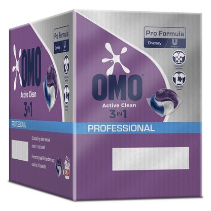 Eine lila-weiße Schachtel von Omo Professional Active Clean 3in1 Kapseln von Diversey Deutschland GmbH & Co. OHG, die das Produktbild, die Markenlogos, die Angaben zur Fleckentfernung und den mehrsprachigen Text auf der Verpackung zeigt.