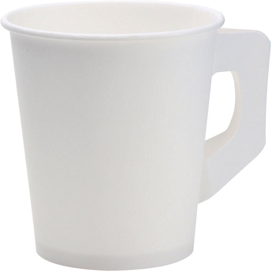 Een witte beker met handvat van PAP/PE van Duni GmbH, verpakking van 80 stuks, tegen een witte achtergrond. De wegwerpbeker lijkt leeg.