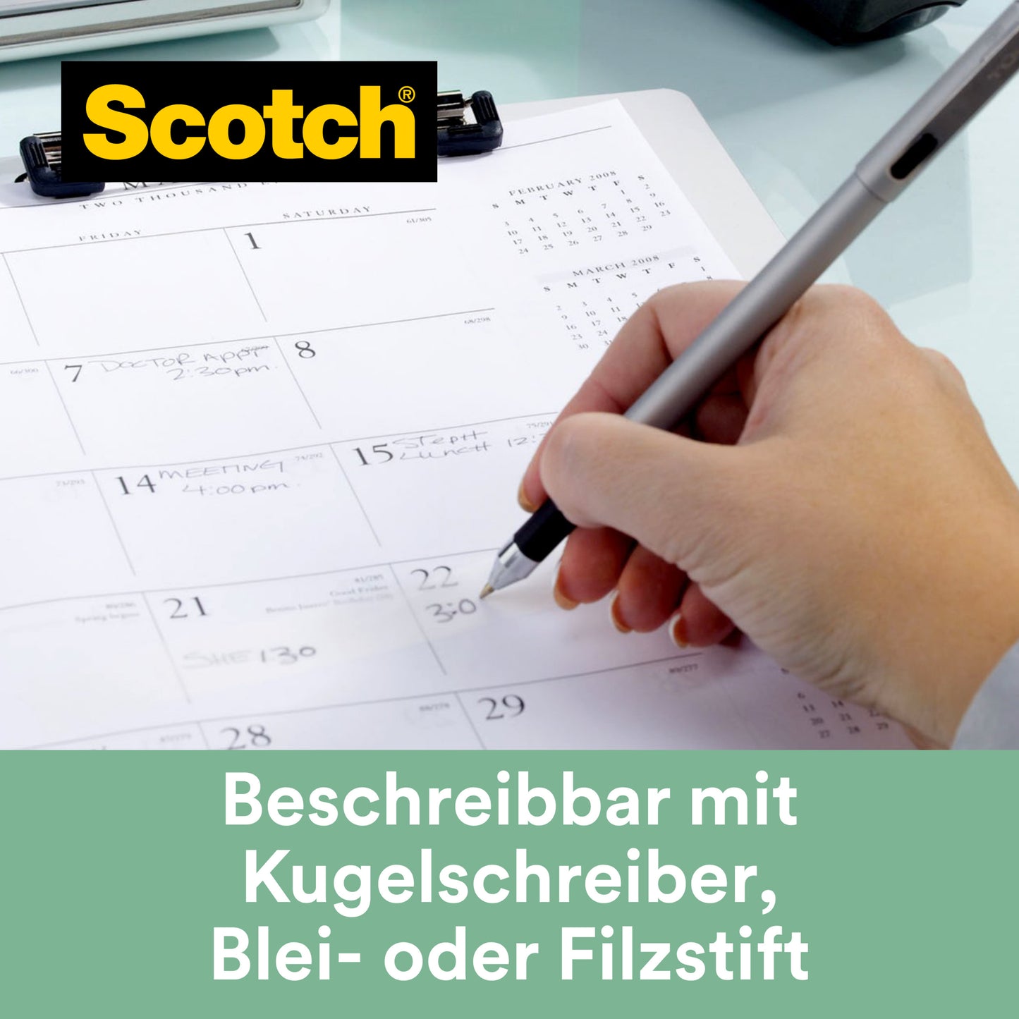 Eine Hand schreibt mit einem Stift auf einen Tischkalender. Das Kalendarium, das von einem Klemmbrett gehalten wird, zeigt das Logo der 3M Deutschland GmbH Scotch® Magic™ Klebeband und einen deutschen Text mit dem Hinweis, dass es beschreibbar ist - auch auf unsichtbarem Klebeband - mit 66 % pflanzlichem Klebstoff.