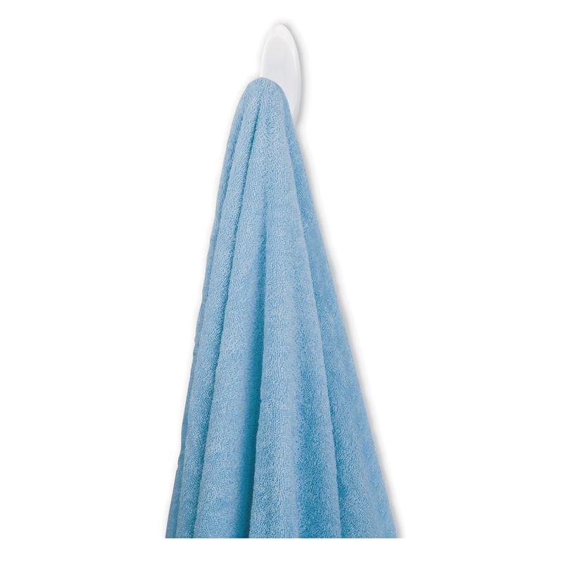 Une serviette bleue est suspendue à un crochet pour serviettes de bain Command™ de 3M Deutschland GmbH sur un crochet blanc devant un fond blanc.