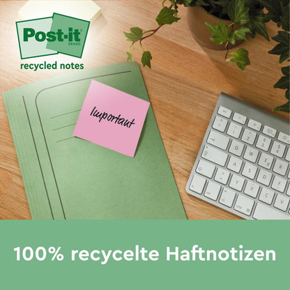 Een roze Post-it® Recycling Notitie (38 mm x 51 mm, 100 vel, 100% PEFC) van 3M Deutschland GmbH met het opschrift "Belangrijk" ligt op een groene map naast een toetsenbord en een plant. Tekst: "100% gerecyclede plaknotities" en "Post-it gerecyclede notities".