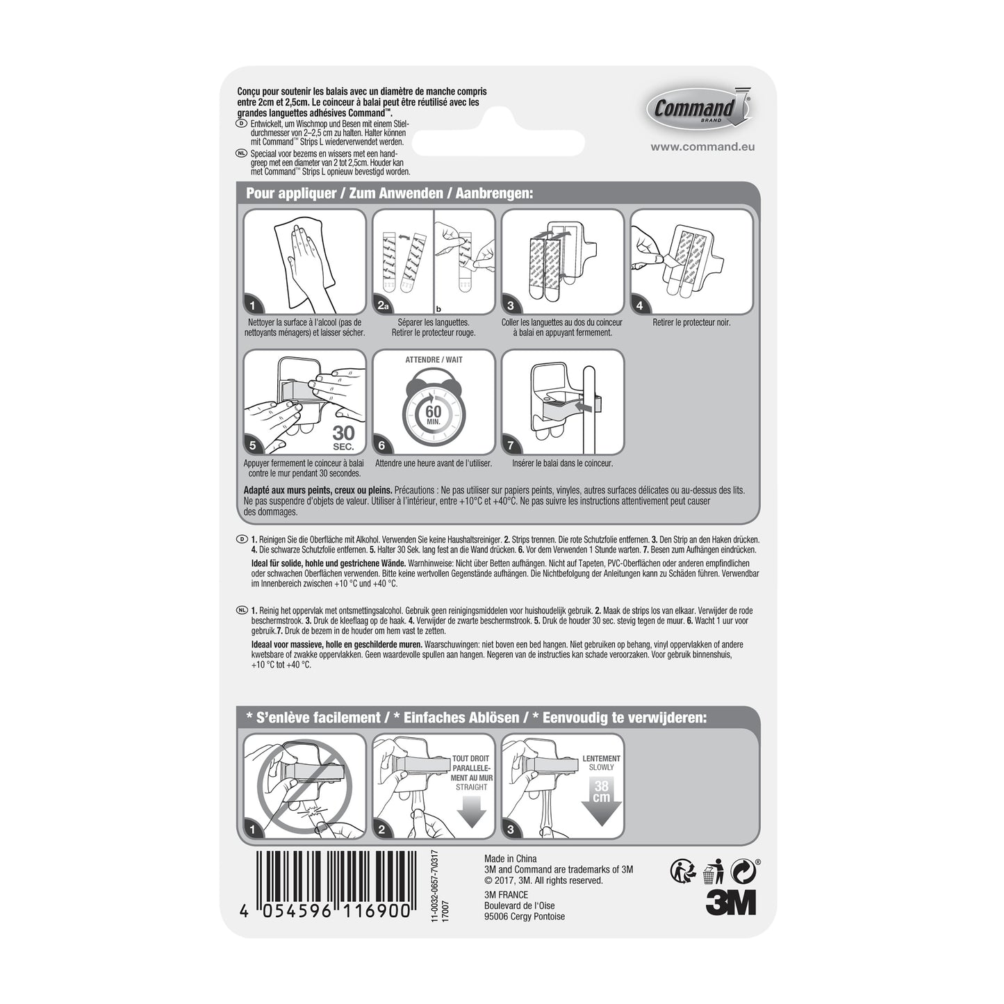 De achterkant van een Command™ bezemhouder, 17007-FR-verpakking van 3M Deutschland GmbH toont een geïllustreerde, meertalige handleiding voor het aanbrengen en verwijderen van de houder met Command kleefstrips. Diagrammen begeleiden stap voor stap door de montage en demontage.