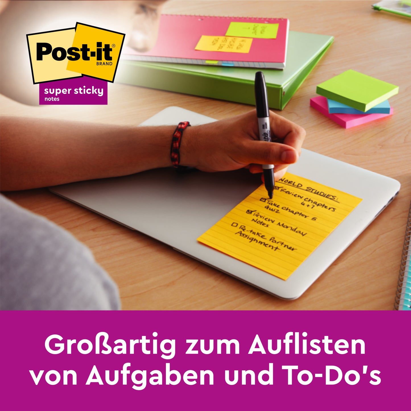 Eine Hand schreibt auf einem großen, linierten Post-it® Super Sticky Note (127x203mm) in gelb von 3M Deutschland GmbH. Die 100% PEFC-Zettel (45 Blatt/Block, 4 Blöcke/Packung) helfen bei der Organisation von Aufgaben und To-Dos. Die leuchtenden Farben und der starke Kleber sorgen dafür, dass die Notizen gut sichtbar bleiben.