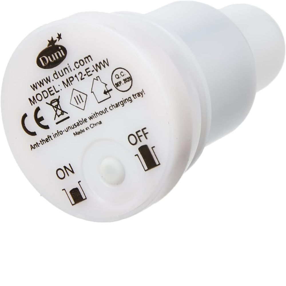 Ein weißes, wiederaufladbares LED-Gerät der Duni GmbH, Modell MP12-E-WW, aus der Packung "LED Set, Warmweiß & Multicolor - 12 Stück Farbwechsel Leuchten"; mit Ein-/Ausschalter, Taster, Fernbedienungssymbol und Diebstahlwarnanlage.