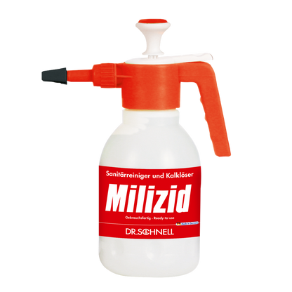 Ein weißer Kunststoff Dr. Schnell Drucksprüher 1,5 Liter von DR.SCHNELL GmbH & Co. KGaA mit rotem Griff und Tülle steht aufrecht vor einem schlichten weißen Hintergrund.