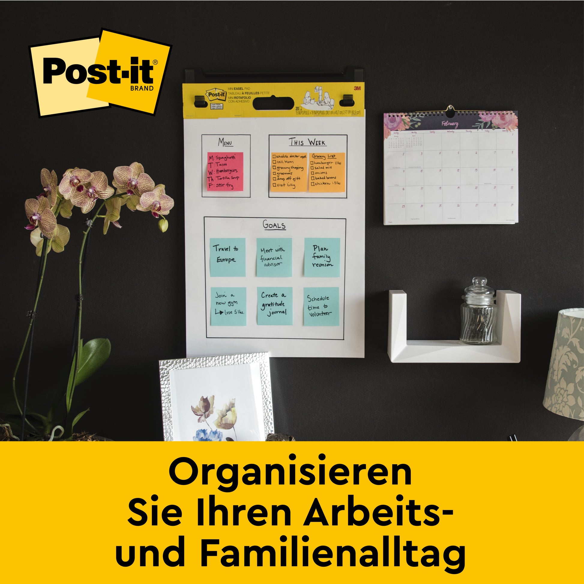 An einer Bürowand hängt ein 3M Deutschland GmbH Post-it® Super Sticky selbsthaftendes Meeting Chart/Flipchart mit Command™-Streifen, neben Kalender, Orchidée, Fotorahmen und Glas, mit dem Text: "Organisieren Sie Ihren Arbeits- und Familienalltag.
