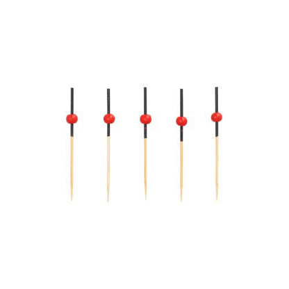 Vijf PAPSTAR 250 Fingerfood - prikkers van PAPSTAR GmbH, van hout met zwarte hulzen en rode kralen, verticaal in een rij voor een witte achtergrond gerangschikt.