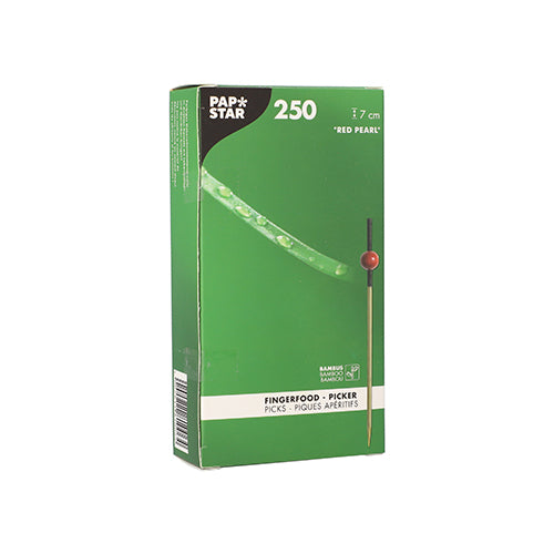 In een groene doos met het opschrift "PAPSTAR 250 Fingerfood-prikkers" van PAPSTAR GmbH bevinden zich milieuvriendelijke, biologisch afbreekbare bamboestokjes met een rode kraal, die een bamboemotief draagt en op het materiaal bamboe wijst.