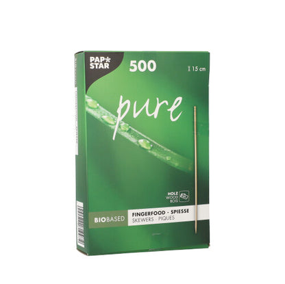 Een groene vouwdoos met het opschrift "PAPSTAR Fingerfood-Picker pure" van PAPSTAR GmbH bevat 500 elegante, gedraaide spiesjes van 15 cm lang en toont een close-up van een dauwfrisse groene plantstengel.