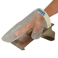 Une main sort un gant en plastique jetable du PAPSTAR Kit de base Clean Hands (acier inoxydable, 11,5 x 12,7 x 22 cm, argenté), portant l'inscription « Clean Hands » sur la manchette pour garantir une propreté hygiénique. Le gant est fabriqué à partir d'un des PAPSTAR Retiré du boîtier monté par la GmbH (1 pièce).