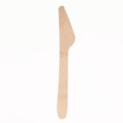 Een PAPSTAR Houten mes „pure“ (16,5 cm), milieuvriendelijk en stevig, met gekartelde snede, op een witte achtergrond. De verpakking bevat 25 stuks.