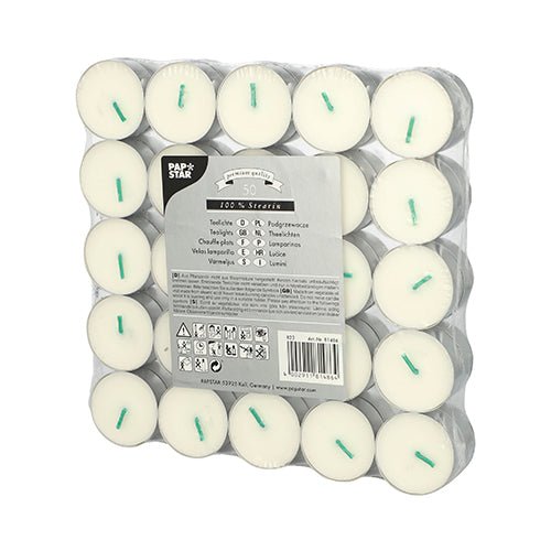 Een verpakking met 50 witte PAPSTAR Theelichtjes (100% stearine, Ø 37,2 mm, 15,5 mm) van de PAPSTAR GmbH – gerangschikt in vijf rijen van tien stuks en verpakt in kunststof, met meertalige etiketten en aanwijzingen op de voorkant.