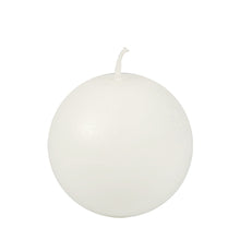 La PAPSTAR bougie boule Ø 80 mm en blanc, en 100 % stéarine, est une bougie boule décorative et simple avec une mèche courte - idéale pour des accents élégants. Disponible en paquet individuel de PAPSTAR GmbH.